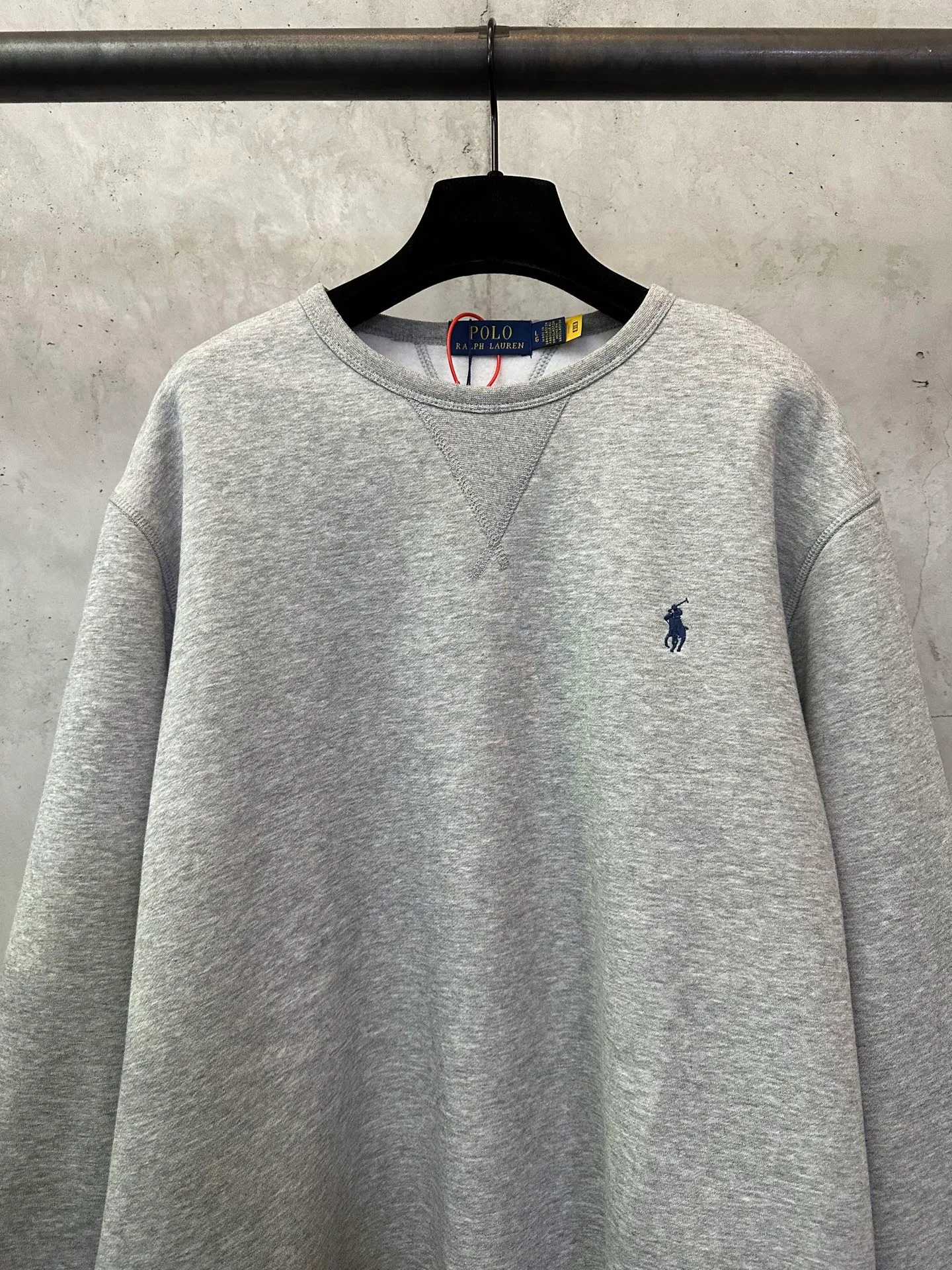 P330 Ralph Lauren logo embroidered sweatshirt. Customized cloud-like honey cotton fleece sweatshirt material. It feels delicate and comfortable against the skin. It is mainly made of deep black and is decorated with exquisite white pony logo. It is highly recognizable. Customized hardware. Thread. Accessories. Matching. Same style for men and women. -Color: Black White Blue Gray -Size: S M L XL